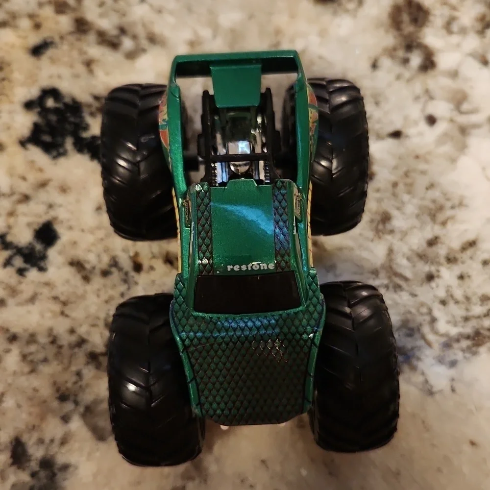 Hot Wheels Monster Trucks Fan Favorites Snake Bite 1:64 scale